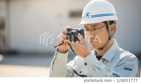 一名男子戴著安全帽在工地拍照 128851777