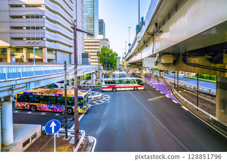 日本橫濱城市景觀:從橫濱站東口人行天橋眺望旋轉出口與ETC入口 日本橫濱城市景觀:從橫濱站東口人行天橋眺望旋轉出口與ETC入口 128851796