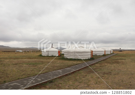 蒙古平原上的蒙古包 128851802