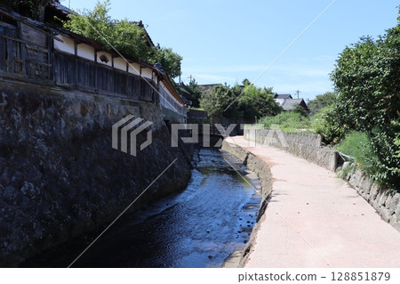 通往老房子和河邊的 Ajiwara 小徑 128851879