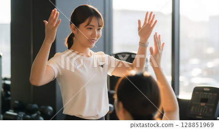 Training scene of a young woman enjoying fitness 128851969