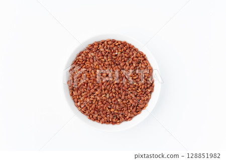 白色背景盤子裡的紅米飯 128851982