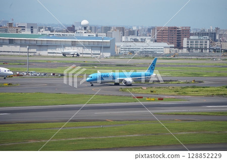 飛機駛向跑道 128852229