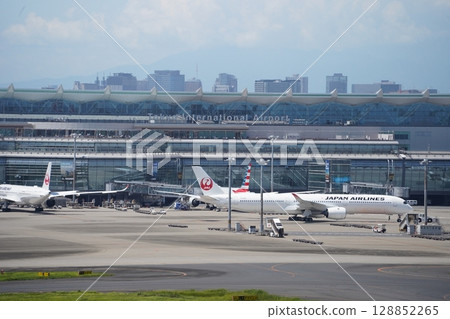 飛機駛向跑道 128852265