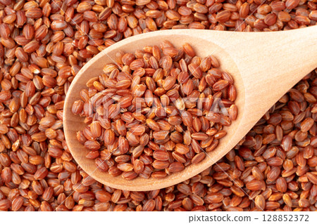 湯匙上的紅米飯特寫 128852372
