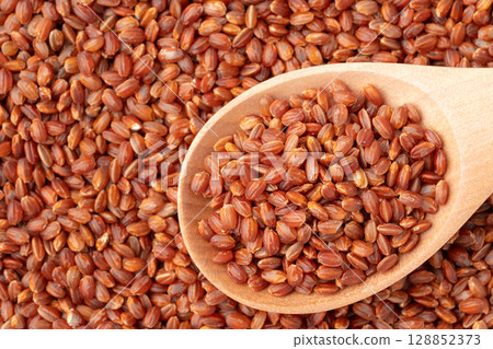 湯匙上的紅米飯特寫 128852373