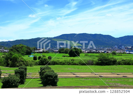平城宮歷史公園 - 從第二大極殿遺址眺望若草山 128852504