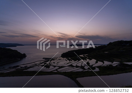 長崎縣:黃昏時的土屋梯田-原始的日本風景 長崎縣:黃昏時的土屋梯田-原始的日本風景 128852732