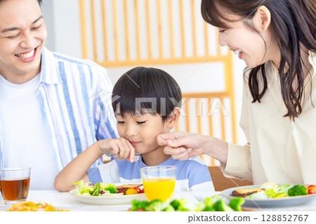 家庭：一家人圍坐在餐桌旁 128852767