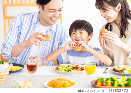 Family: Family around the dining table Family: Family around the dining table 128852770
