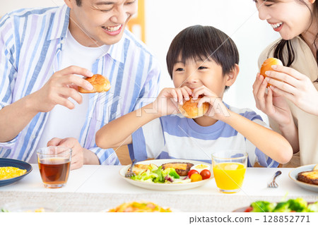 Family: Family around the dining table Family: Family around the dining table 128852771