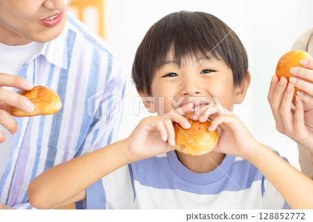 Family: Family around the dining table Family: Family around the dining table 128852772