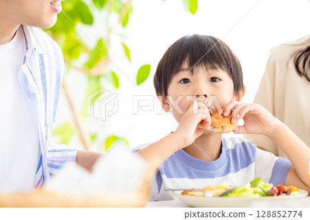 家庭:一家人圍坐在餐桌旁 家庭:一家人圍坐在餐桌旁 128852774