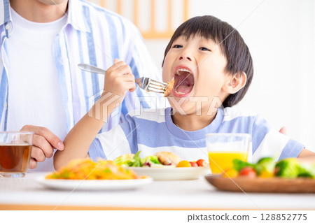 家庭:一家人圍坐在餐桌旁 家庭:一家人圍坐在餐桌旁 128852775