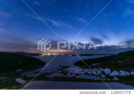 長崎縣:黃昏時的土屋梯田-原始的日本風景 長崎縣:黃昏時的土屋梯田-原始的日本風景 128852778