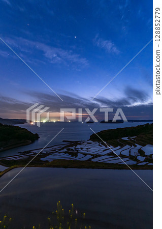 長崎縣:黃昏時的土屋梯田-原始的日本風景 長崎縣:黃昏時的土屋梯田-原始的日本風景 128852779