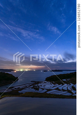 長崎縣:黃昏時的土屋梯田-原始的日本風景 長崎縣:黃昏時的土屋梯田-原始的日本風景 128852780