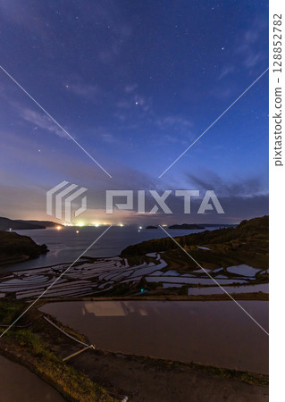 長崎縣:黃昏時的土屋梯田-原始的日本風景 長崎縣:黃昏時的土屋梯田-原始的日本風景 128852782