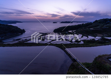 長崎縣：黃昏時的土屋梯田－原始的日本風景 128852785