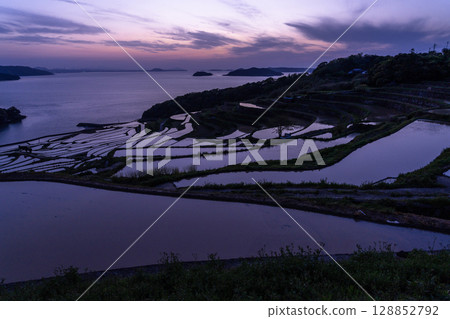 長崎縣:黃昏時的土屋梯田-原始的日本風景 長崎縣:黃昏時的土屋梯田-原始的日本風景 128852792