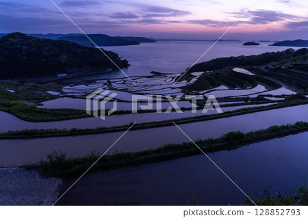 長崎縣:黃昏時的土屋梯田-原始的日本風景 長崎縣:黃昏時的土屋梯田-原始的日本風景 128852793