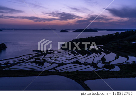 長崎縣:黃昏時的土屋梯田-原始的日本風景 長崎縣:黃昏時的土屋梯田-原始的日本風景 128852795