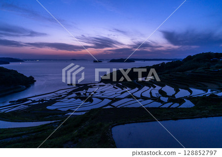 長崎縣:黃昏時的土屋梯田-原始的日本風景 長崎縣:黃昏時的土屋梯田-原始的日本風景 128852797