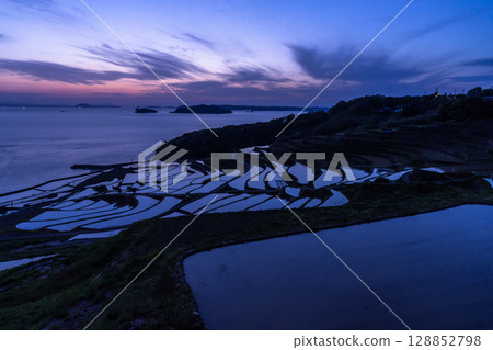 長崎縣:黃昏時的土屋梯田-原始的日本風景 長崎縣:黃昏時的土屋梯田-原始的日本風景 128852798