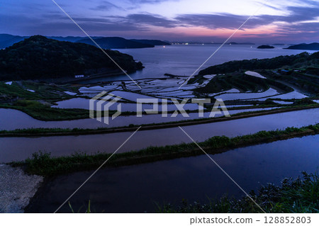 長崎縣:黃昏時的土屋梯田-原始的日本風景 長崎縣:黃昏時的土屋梯田-原始的日本風景 128852803