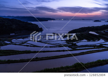 長崎縣:黃昏時的土屋梯田-原始的日本風景 長崎縣:黃昏時的土屋梯田-原始的日本風景 128852804