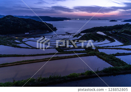 長崎縣:黃昏時的土屋梯田-原始的日本風景 長崎縣:黃昏時的土屋梯田-原始的日本風景 128852805