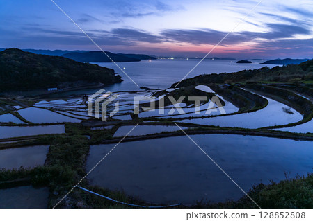 長崎縣:黃昏時的土屋梯田-原始的日本風景 長崎縣:黃昏時的土屋梯田-原始的日本風景 128852808