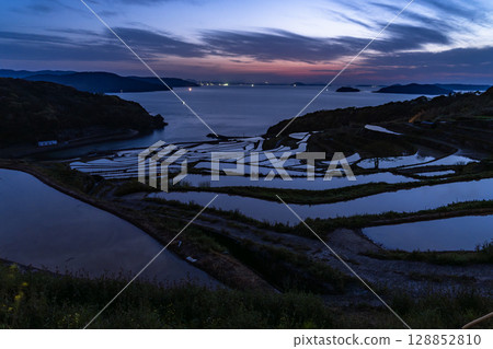 長崎縣:黃昏時的土屋梯田-原始的日本風景 長崎縣:黃昏時的土屋梯田-原始的日本風景 128852810