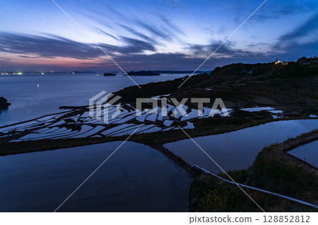 長崎縣:黃昏時的土屋梯田-原始的日本風景 長崎縣:黃昏時的土屋梯田-原始的日本風景 128852812