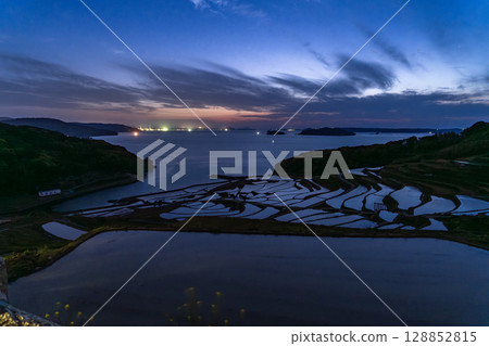 長崎縣:黃昏時的土屋梯田-原始的日本風景 長崎縣:黃昏時的土屋梯田-原始的日本風景 128852815