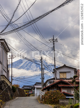 從住宅區眺望雄偉的富士山 128852912