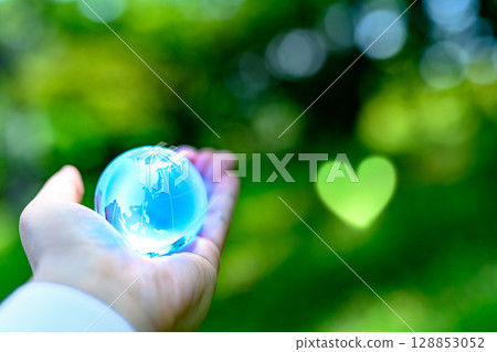 水晶球高高聳立在美麗的新鮮綠葉之上,地球和心臟,生態圖像 水晶球高高聳立在美麗的新鮮綠葉之上,地球和心臟,生態圖像 128853052