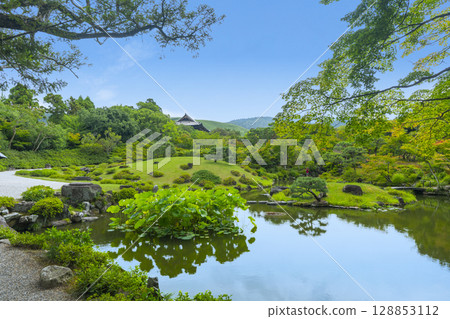 奈良風景優美的依水園，俯瞰柳生島和孝心亭 128853112