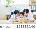 父母和孩子一起看平板電腦。 128853140