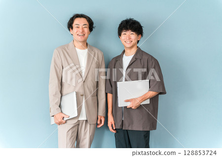 微笑的商人與電腦（程式設計師、工程師、系統工程師） 128853724