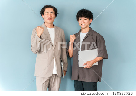 微笑的商人與電腦(程式設計師、工程師、系統工程師) 微笑的商人與電腦(程式設計師、工程師、系統工程師) 128853726