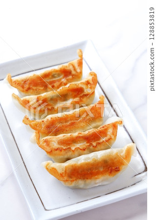 煎餃——外皮酥脆，內皮多汁，色澤金黃，味道鮮美。 128853819