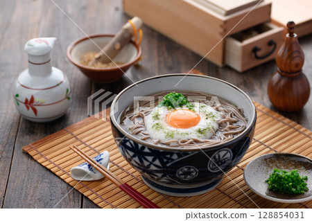 熱氣騰騰的山藥泥蕎麥麵 日式蕎麥麵，配蛋黃和蔥 128854031