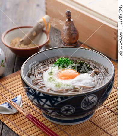 熱氣騰騰的山藥泥蕎麥麵 日式蕎麥麵,配蛋黃和蔥 熱氣騰騰的山藥泥蕎麥麵 日式蕎麥麵,配蛋黃和蔥 128854043