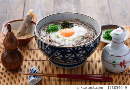 熱氣騰騰的山藥泥蕎麥麵 日式蕎麥麵，配蛋黃和蔥 128854049