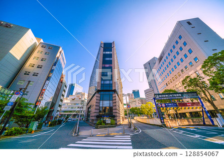 日本橫濱市容，橫濱站東南側。橫濱站東口地下停車場景觀。 128854067