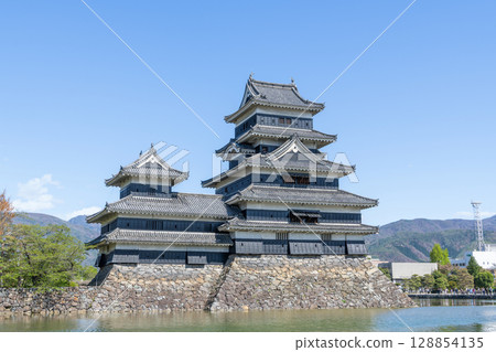 長野縣松本市，國寶松本城，陽光明媚的日子 128854135