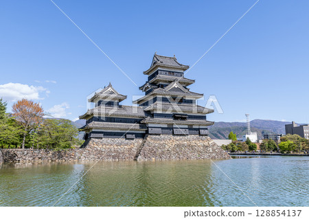 長野縣松本市,國寶松本城,陽光明媚的日子 長野縣松本市,國寶松本城,陽光明媚的日子 128854137