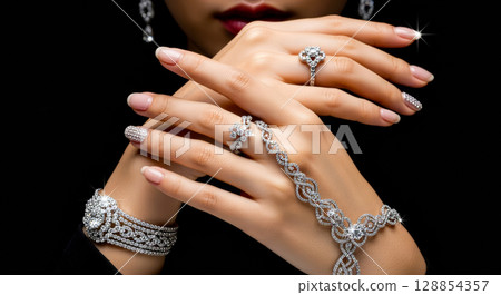 黑色背景上戴著珠寶的女人的手姿勢 128854357