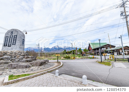 長野縣南佐久郡野邊山高原:JR鐵路最高點紀念碑及其周圍的街道景觀 長野縣南佐久郡野邊山高原:JR鐵路最高點紀念碑及其周圍的街道景觀 128854370